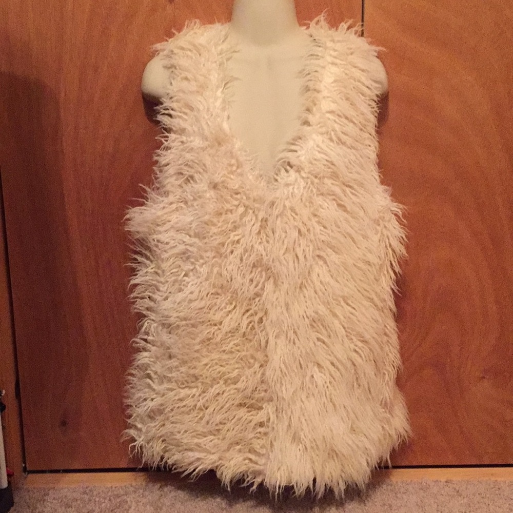 Jolt Faux Fur Vest曆 - Picture 1 of 7